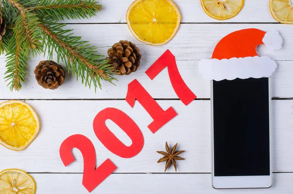 Top smartphone ve ahşap bir arka plan üzerinde yazıt 2017 — Stok fotoğraf