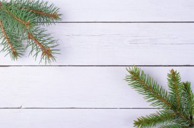 Ahşap arka plan ve çam dalları, metin için yer ile. 