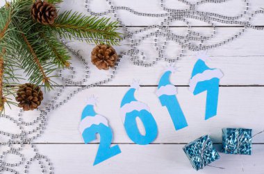 Yeni yıl süslemeleri ve 2017 ahşap bir bac üzerinde yazıt