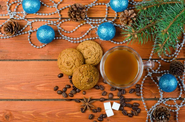 Decoraciones navideñas y café en una mesa de madera . — Foto de Stock