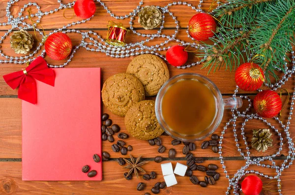 Decoraciones de Navidad y tarjeta para su texto en la mesa de madera — Foto de Stock