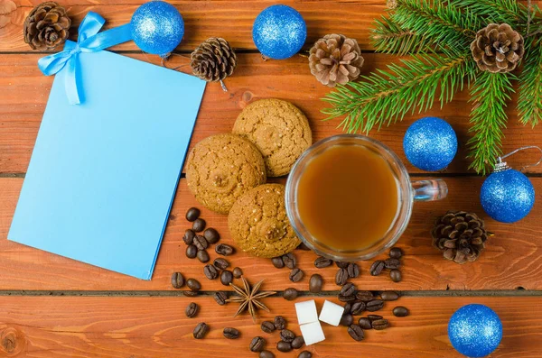 Decoraciones de Navidad y tarjeta para su texto en la mesa de madera — Foto de Stock