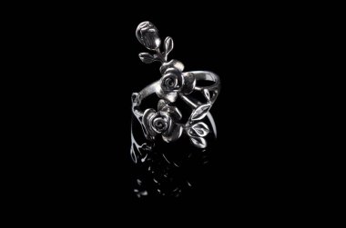 Siyah arka plan üzerine izole gümüş yüzük.