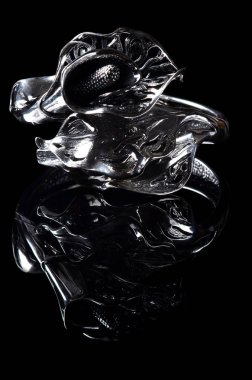 Siyah bir arka plan üzerinde izole gümüş bilezik.