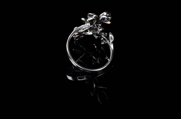 Серебряное кольцо на черном фоне . — стоковое фото
