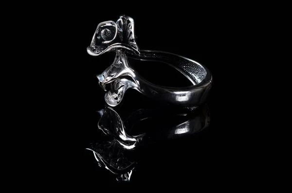 Bracciale in argento isolato su sfondo nero . — Foto Stock