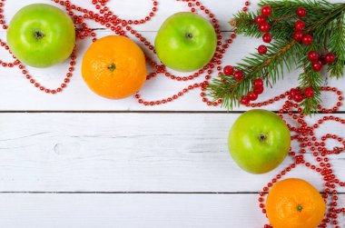 Noel süslemeleri: elma, mandalina ve Ladin ahşap üzerinde