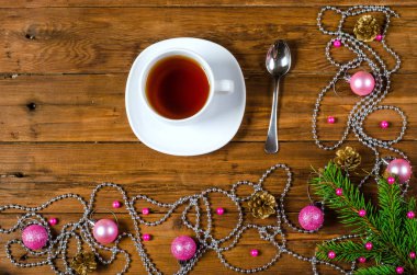 Noel dekor ve bir fincan çay bir ahşap tablo.