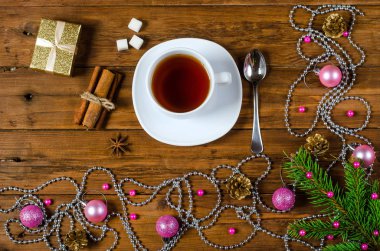 Noel dekor ve bir fincan çay bir ahşap tablo.