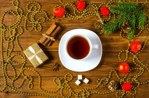 Concepto de Navidad: decoración y una taza de té en un respaldo de madera — Foto de Stock