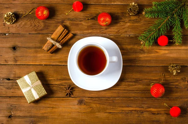 Concepto de Navidad: decoración y una taza de té en un respaldo de madera — Foto de Stock