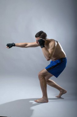 Kick boks gri bir arka plan üzerinde portresi.