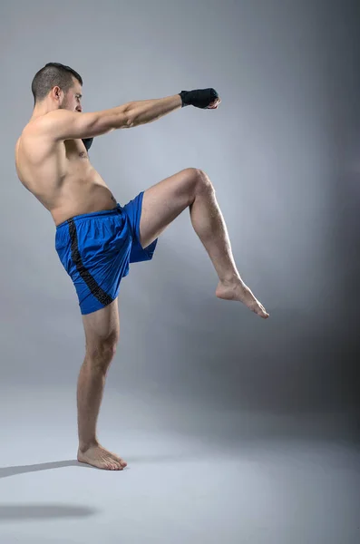 Portret kick-boxer na szarym tle. — Zdjęcie stockowe