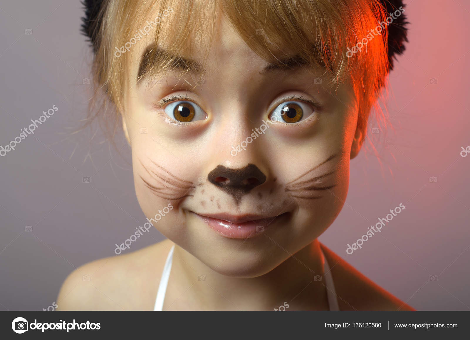 Portrait D Une Petite Fille Avec Maquillage De Chat Sur Fond Gris Image Libre De Droit Par Mihakonceptcorn C