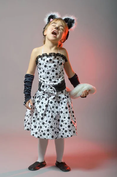 Little girl ubrany jak kot na szarym tle. — Zdjęcie stockowe