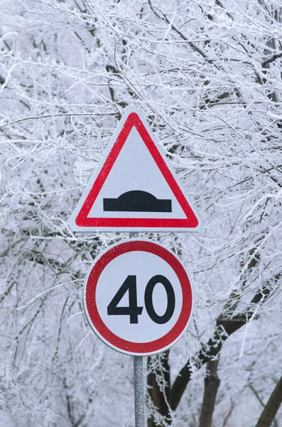 Conducción de invierno, señal de límite de velocidad - 40 . — Foto de Stock