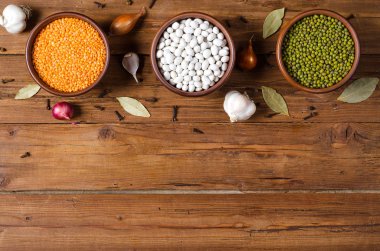 Ahşap bir masa, sizin metin için yer fasulye.