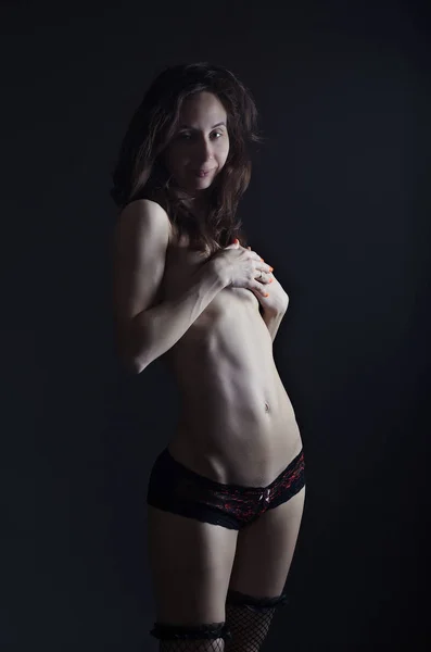 Seksi genç kadın elleriyle çıplak göğüsleri kapsar — Stok fotoğraf