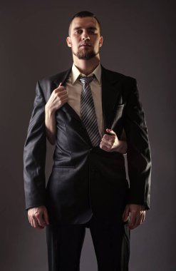 Sakallı bir adam bir takım elbise ve kadın eli.