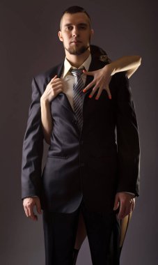 Bir takım elbise ve kravat gri arka plan üzerinde şık adam.