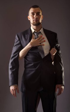 Sakallı bir adam bir takım elbise ve kadın eli.