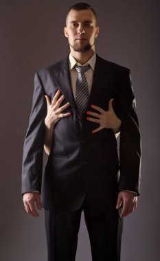 Sakallı bir adam bir takım elbise ve kırmızı tırnak polis kadın yardım