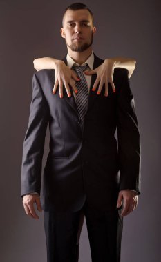 Sakallı bir adam bir takım elbise ve kırmızı tırnak polis kadın yardım