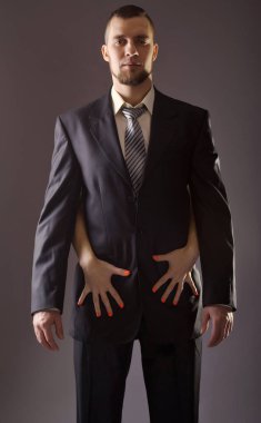 Sakallı bir adam bir takım elbise ve kırmızı tırnak polis kadın yardım