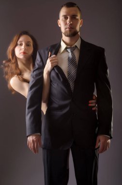 Bir takım elbise ve kravat gri arka plan üzerinde şık adam.