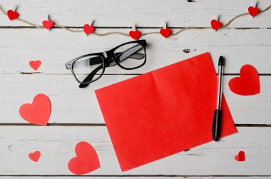 Sevgililer günü için arka plan: Kalpler, kağıt, kalem ve cam