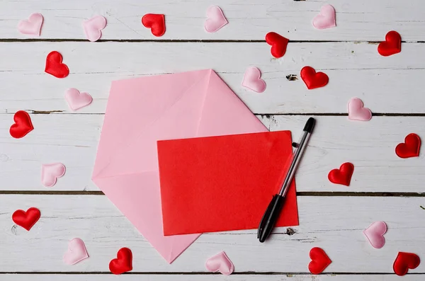 Het concept van de liefde, een stuk papier en een envelop op een woode — Stockfoto