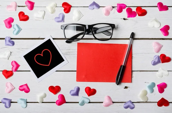 The concept for the day of lovers: a blank sheet of paper, a pen — Stock Photo, Image