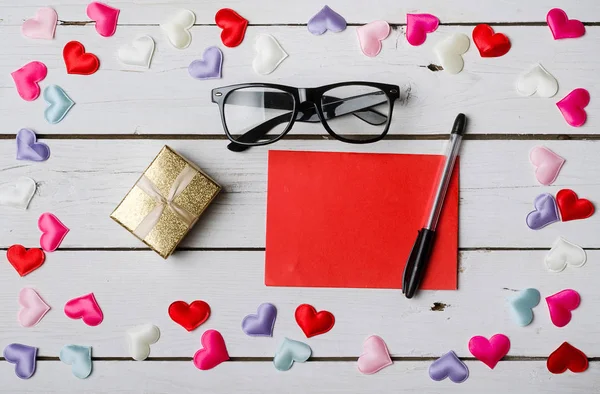 The concept for the day of lovers: a blank sheet of paper, a pen — Stock Photo, Image