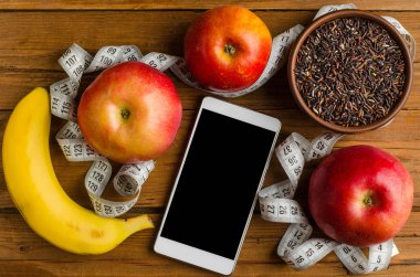 Siyah pirinç, muz, elma, smartphone ve bir wo kasette ölçme