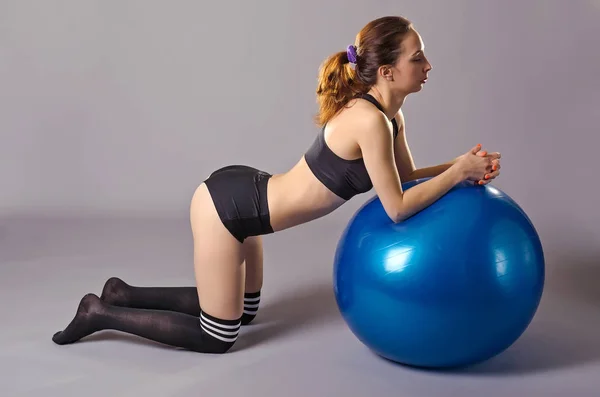 젊은 여자는 fitball에 대 한 훈련을 하 고. — 스톡 사진
