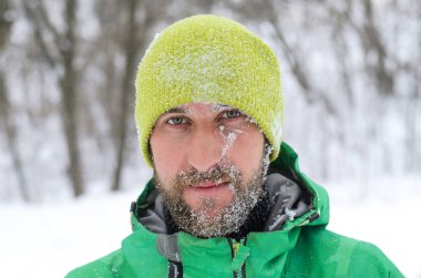 Bir sakal ve bıyık yakışıklı bir adam portresi zekâ kaplı