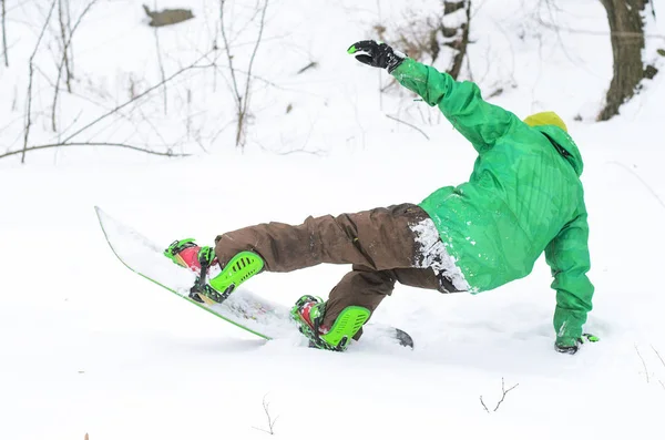 健壮的男人滑雪板滑雪坡. — 图库照片