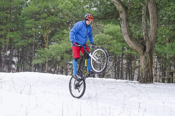 Cycliste en VTT, randonnée hivernale extrême à la fourche — Photo