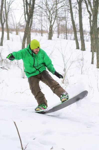 Snowboarder jön le a dombról a snowboard. — Stock Fotó