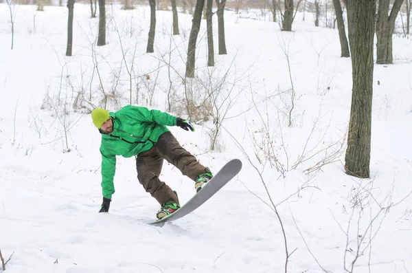 Сноубордист спускається на пагорб на сноуборді . — стокове фото