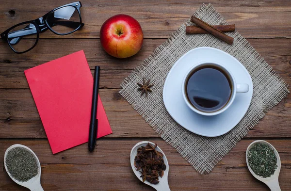 Taza de café, postre y especias en una vieja mesa de madera, vista superior . — Foto de Stock