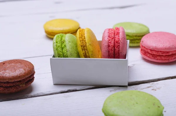 Galletas de almendras sobre una mesa blanca de madera . — Foto de Stock