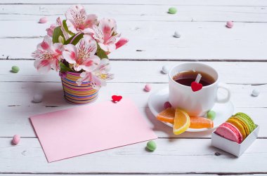 Bahar kompozisyon: bir fincan çay, Badem Çerezler, parlak çiçek