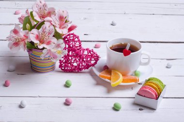 Bahar kompozisyon: bir fincan çay, Badem Çerezler, parlak çiçek