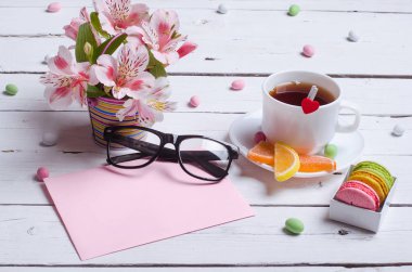 Bahar kompozisyon: bir fincan çay, Badem Çerezler, parlak çiçek
