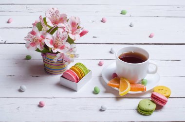 Bahar kompozisyon: bir fincan çay, Badem Çerezler, parlak çiçek