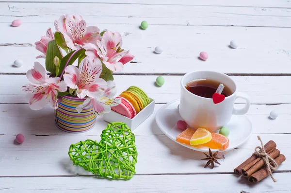 Composición de primavera: una taza de té, galletas de almendras, flores brillantes — Foto de Stock