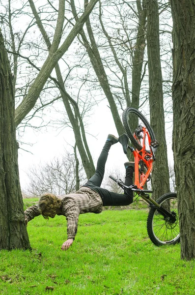 Молодий чоловік екстремально падає з велосипеда . — стокове фото
