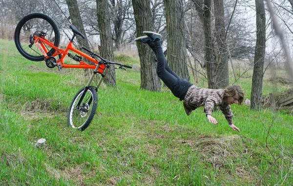 Un joven macho extremo cae de una bicicleta . — Foto de Stock