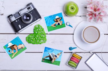 Smartphone, eski fotoğraf makinesi, ahşap bir sekmede tablet ve yaz fotoğrafları